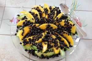 Avocado mangosalat med lime marinerede sorte bønner