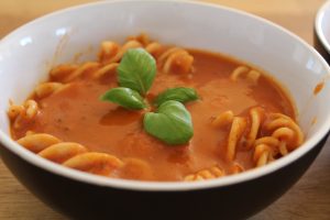 Tomatsuppe med pasta og basilikum