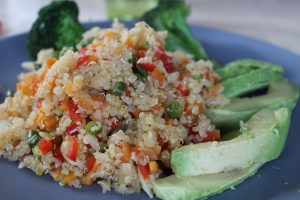 Quinoa-pilaf med avocado og broccoli