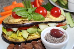 Aubergine-sandwich med grøntsags tilbehør