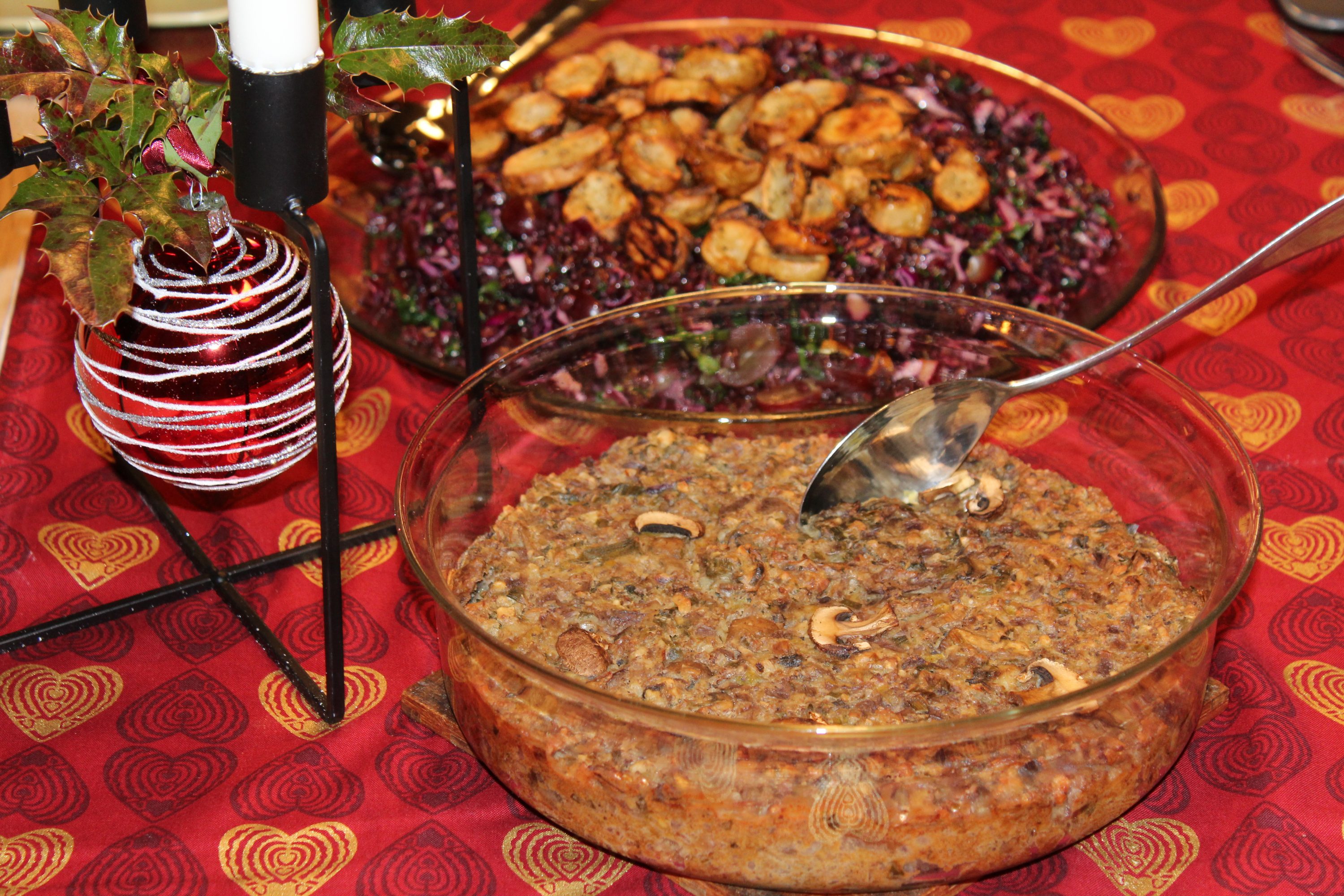 Svampe-nøddepaté og salat med sorte ris og jordskokke