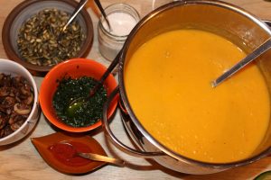 Vegansk gulerod-chili-suppe med umamidrys