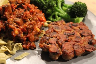 Aubergineratatouille med veganske svampebøffer, bønnepasta og dampet broccoli