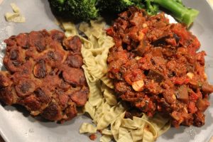 Aubergineratatouille med vegansk svampebøf, bønnepasta og dampet broccoli