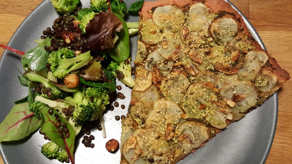 Lørdags aftensmad: Jordskokkepizza med broccoli-linsesalat