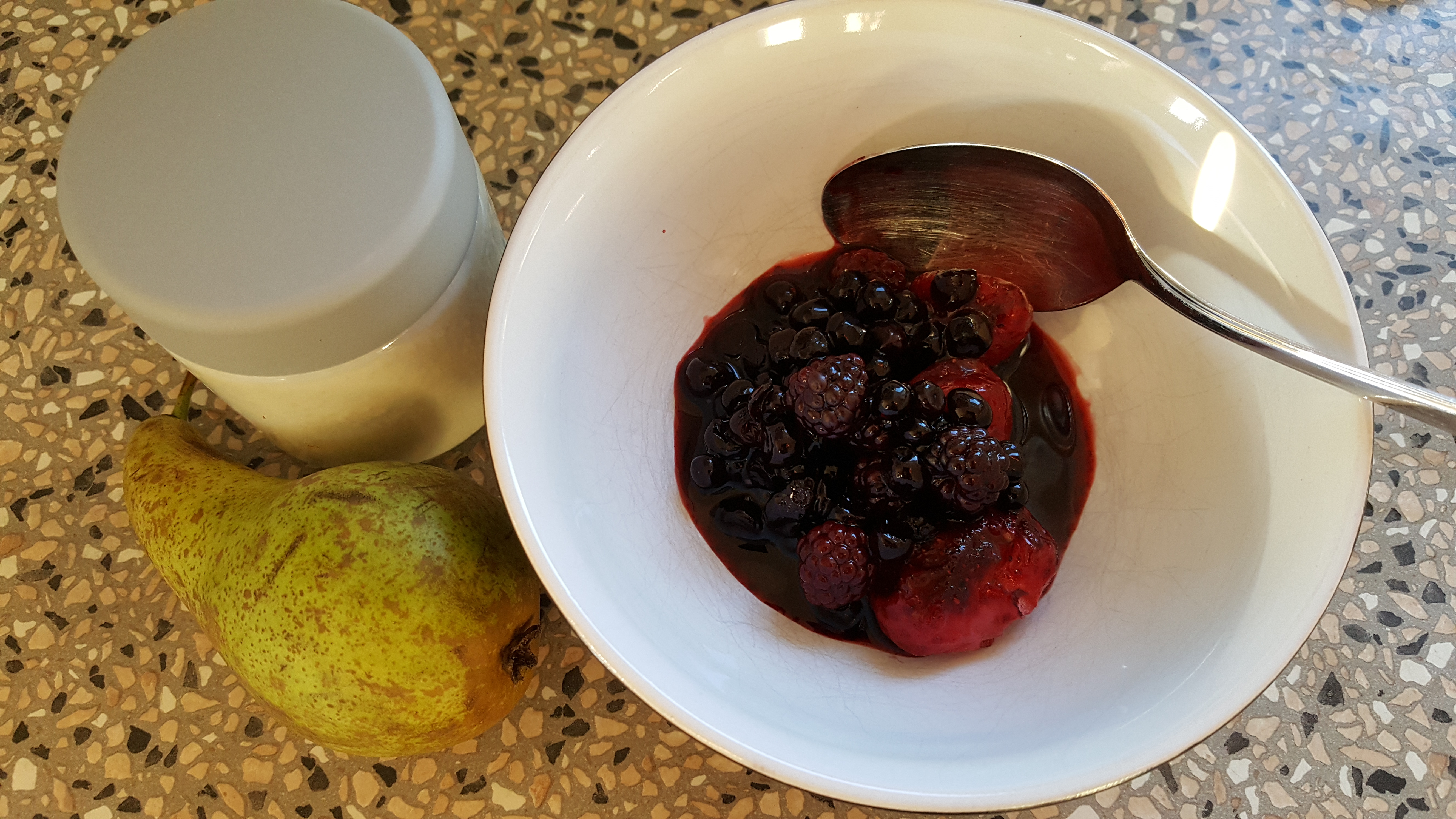 Yoghurt med bær, frugt og granola