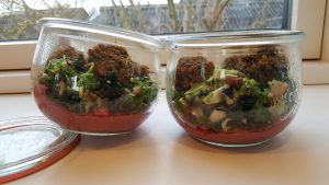 Salatglas med hummus, kålsalat og falafler