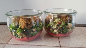 Salatglas med julehummus, grønkålssalat og falafler