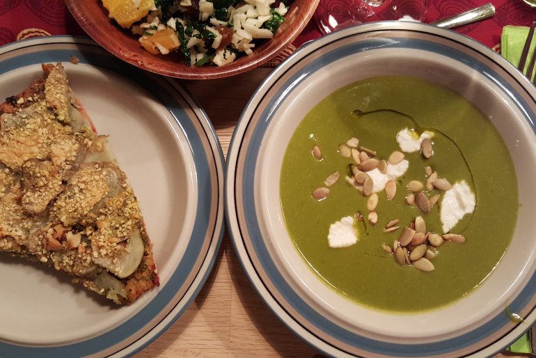 Grønkålssuppe serveret med jordskokkepizza og kålsalat