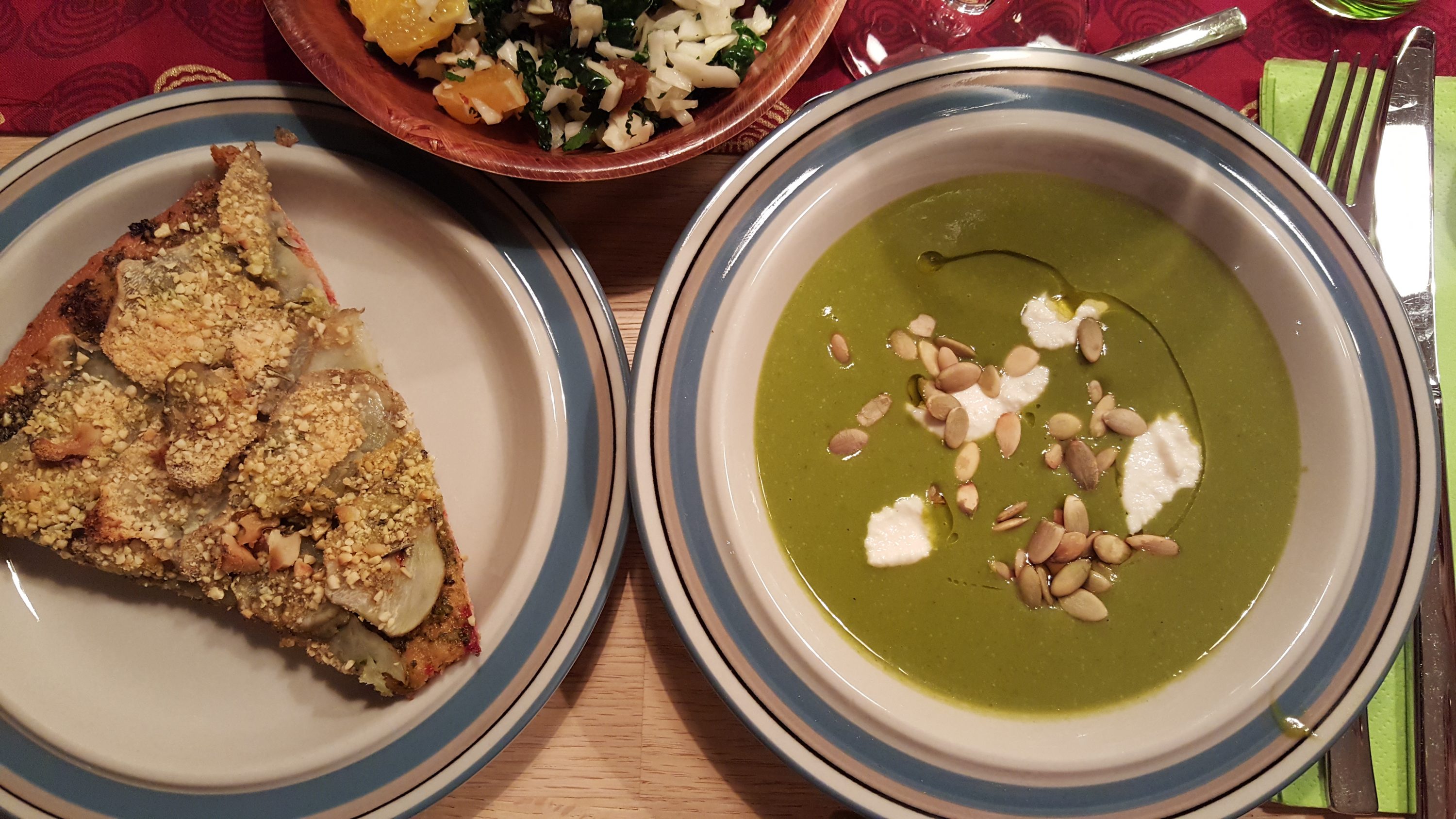 Grønkålssuppe serveret med jordskokkepizza og kålsalat