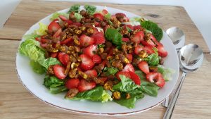 Grøn salat med jordbær og krydrede nødder