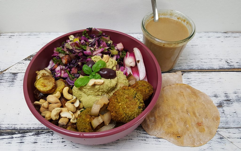 Bowl med quinoa, hummus, kålsalat, falafler og tahindressing