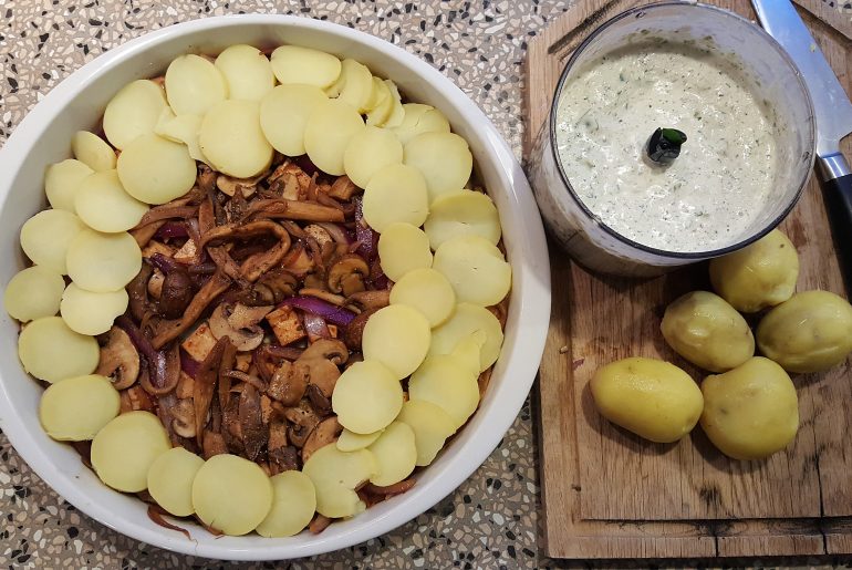 Pie med svampe, tofu, kartofler og cashewcreme