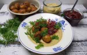 Hummus med krydrede bagte kartofler