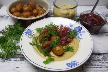 Hummus med krydrede bagte kartofler