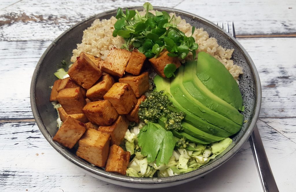 Kålskål med marineret tofu, avocado og quinoa