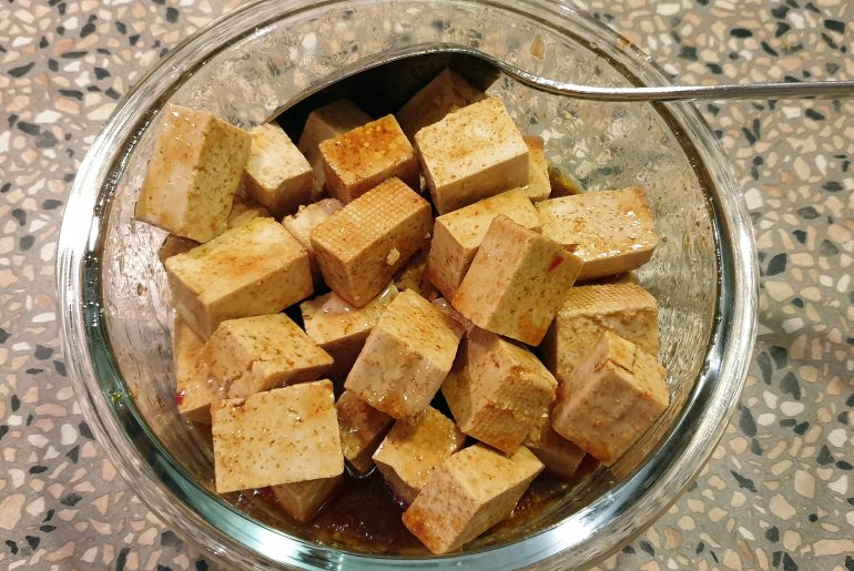 Kålskål med tofu, avocado og quinoa