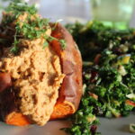 Bagt sød kartoffel med humus og grønkålssalat