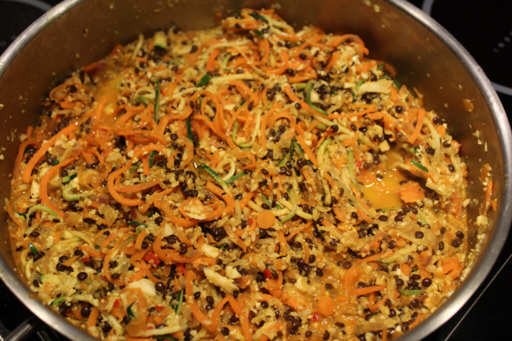 Lowcarbonara med sorte linser