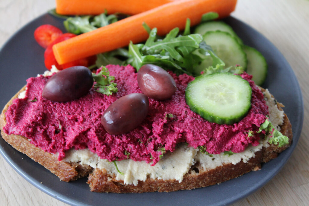 Håndmad med cashewnøddeost og rødbedehummus