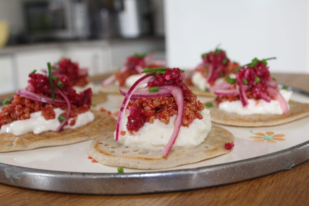Blinis med quinoa-rogn og citron marinerede rødløg
