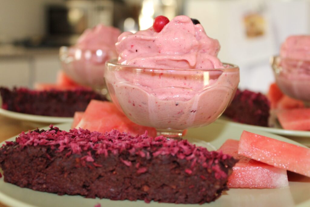 Vegansk dessert med bananis, rødbedekage og vandmelon