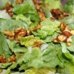 Salat med krydrede nødder