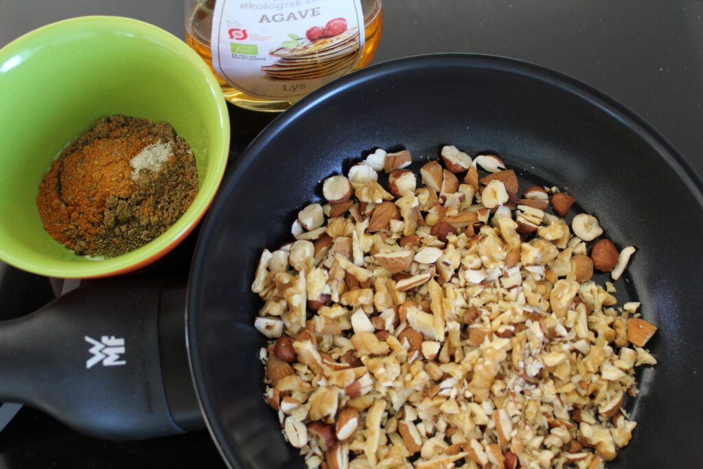 Nødder, krydderier og sirup