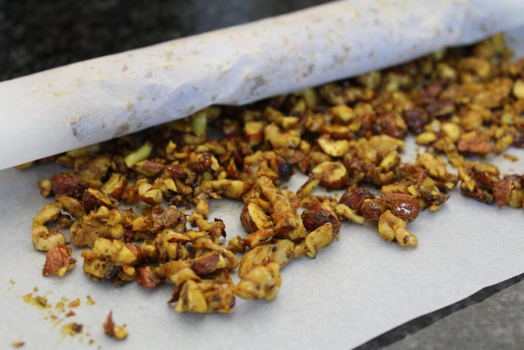 Krydrede nødder i embalage