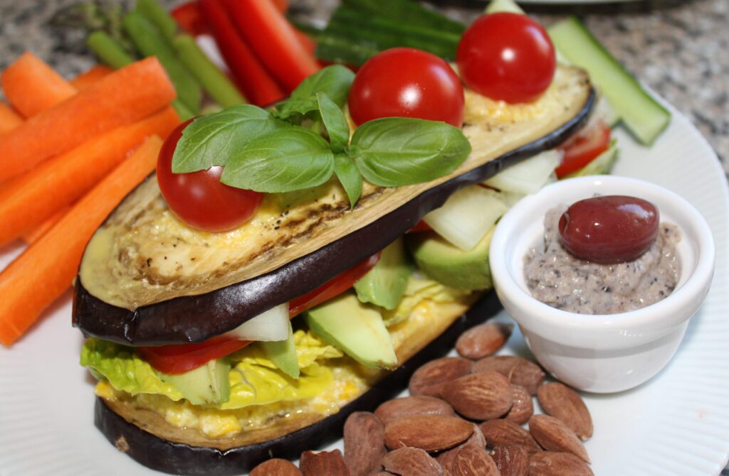 Aubergine-sandwich med tilbehør