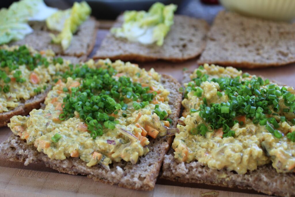 Vegansk Quinoa-salat som fyld i sandwich