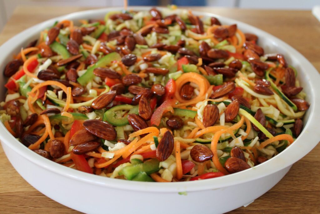 Salat med squashnudler og glaserede mandler