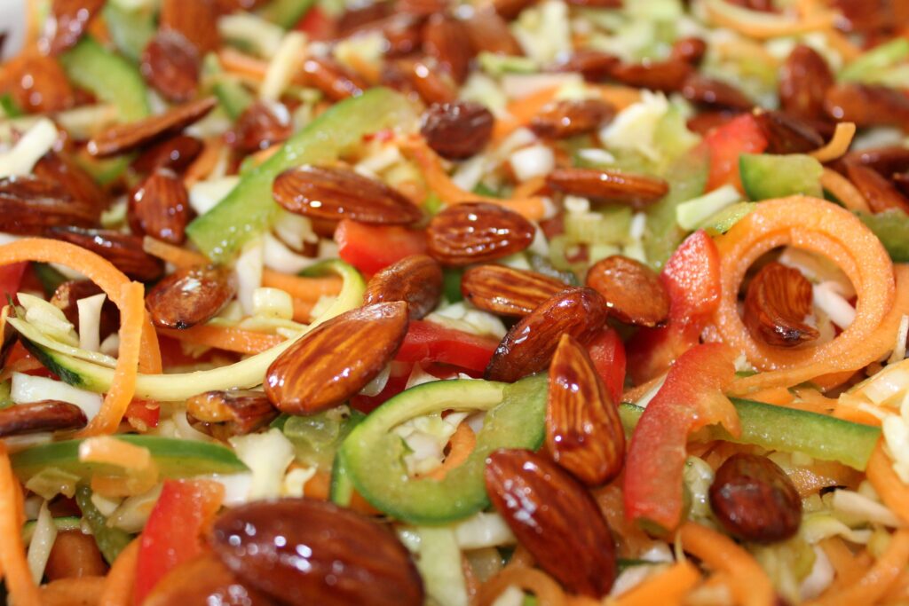 Salat med squashnudler og glaserede mandler