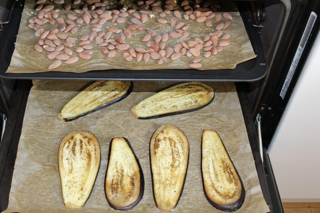 Bagte aubergineskiver og saltmandler