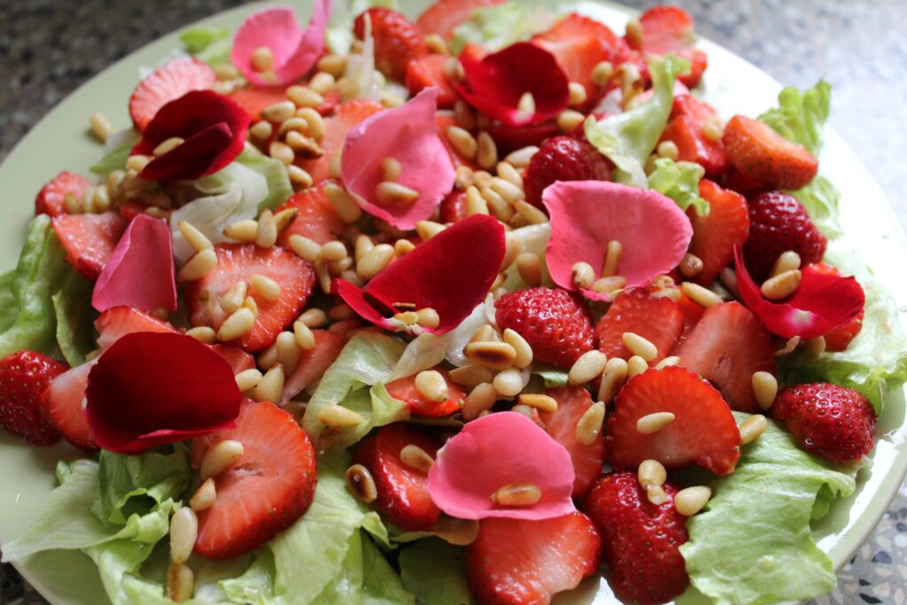 Icebergsalat med jordbær og hyldeblomst