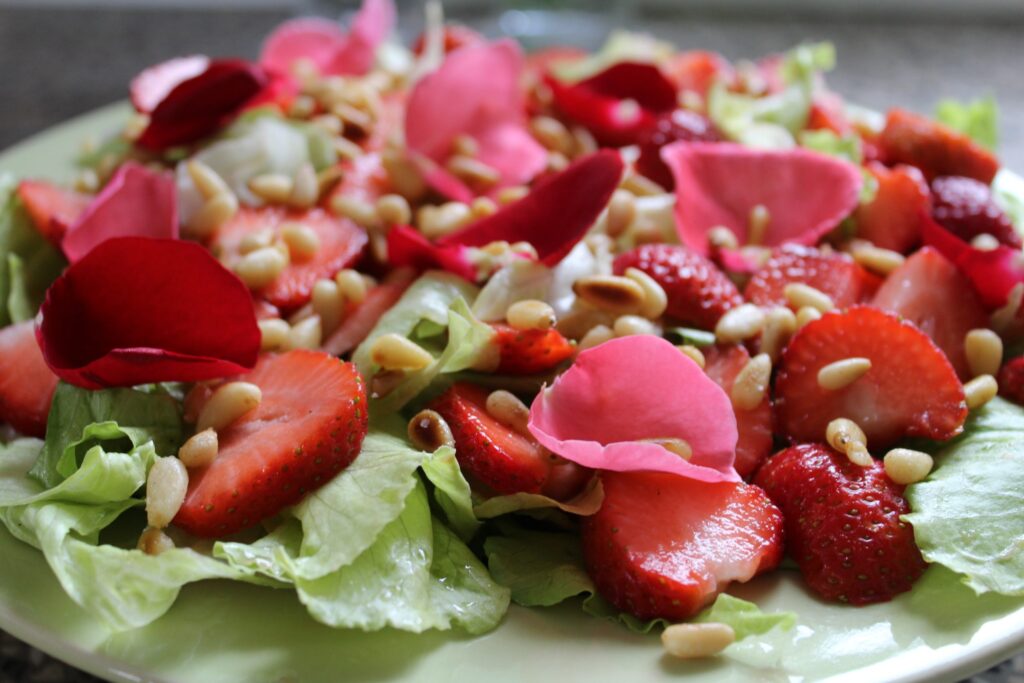 Icebergsalat med jordbær og hyldeblomst