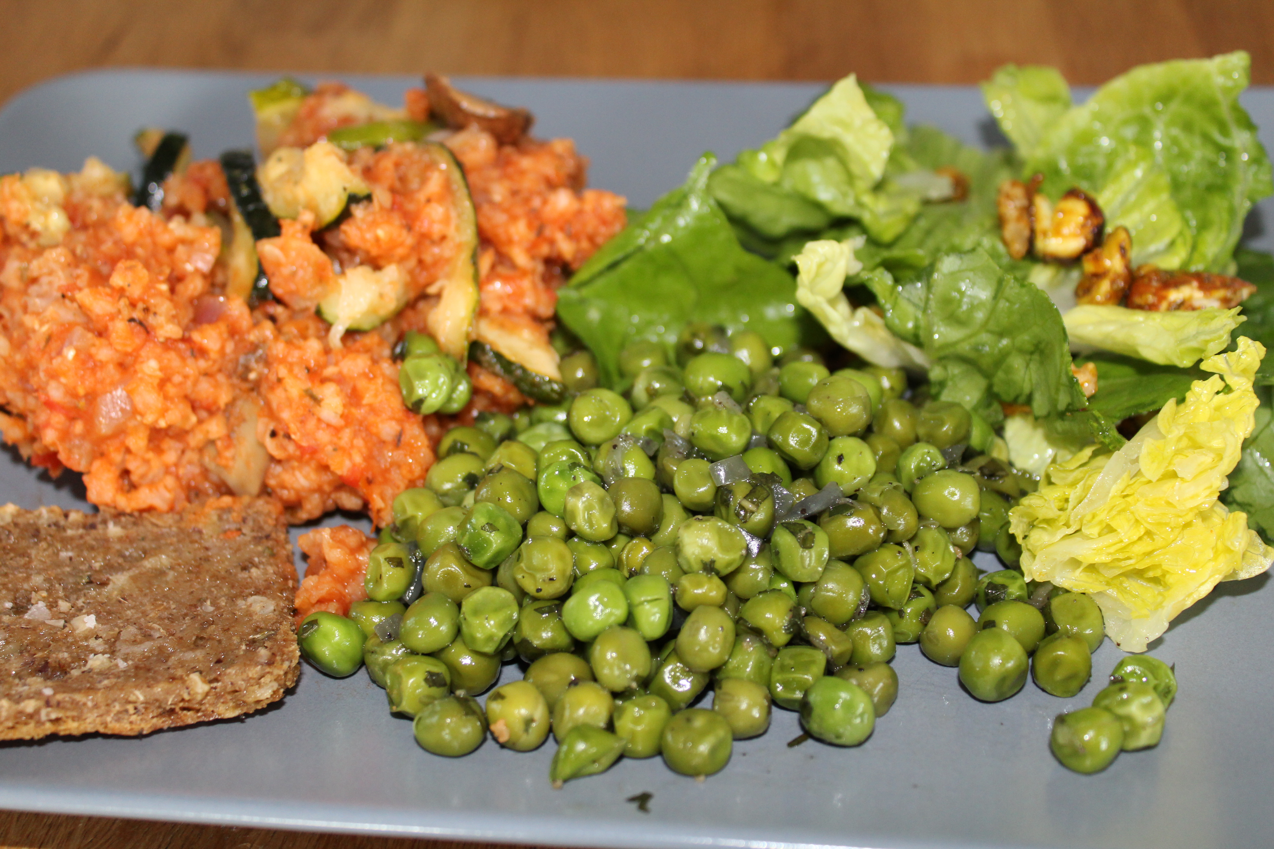 Kreolsk risret med mynteærter og grøn salat