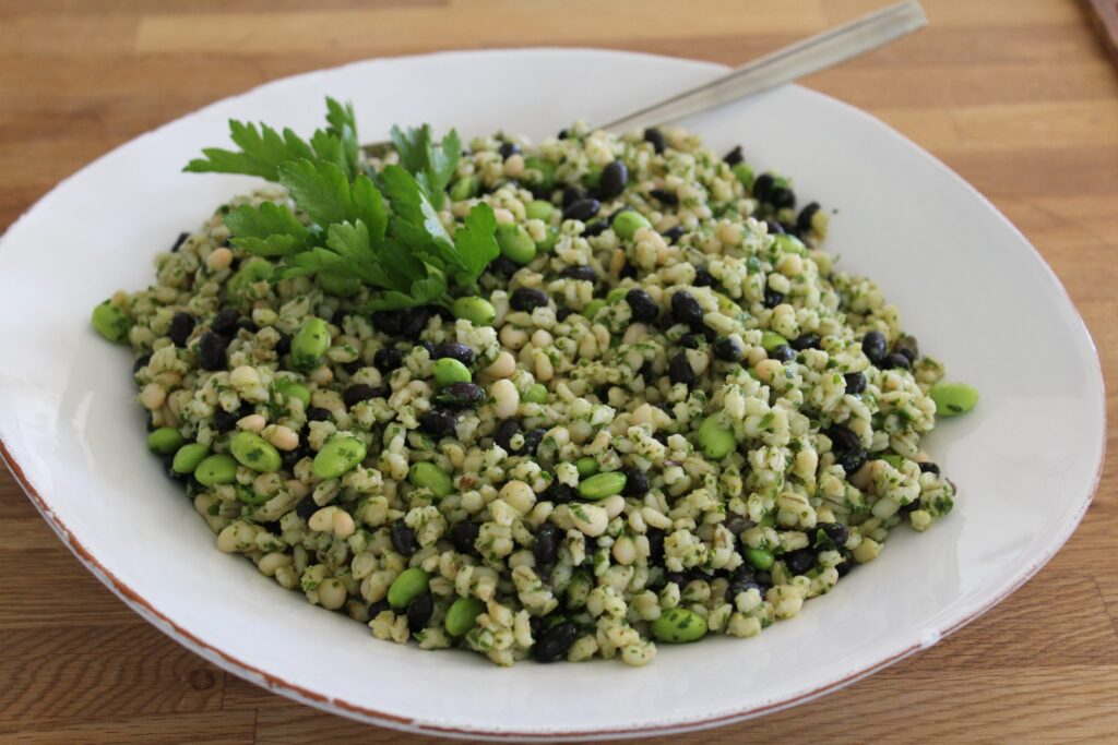 Salat med perlebyg i urtepestodressing