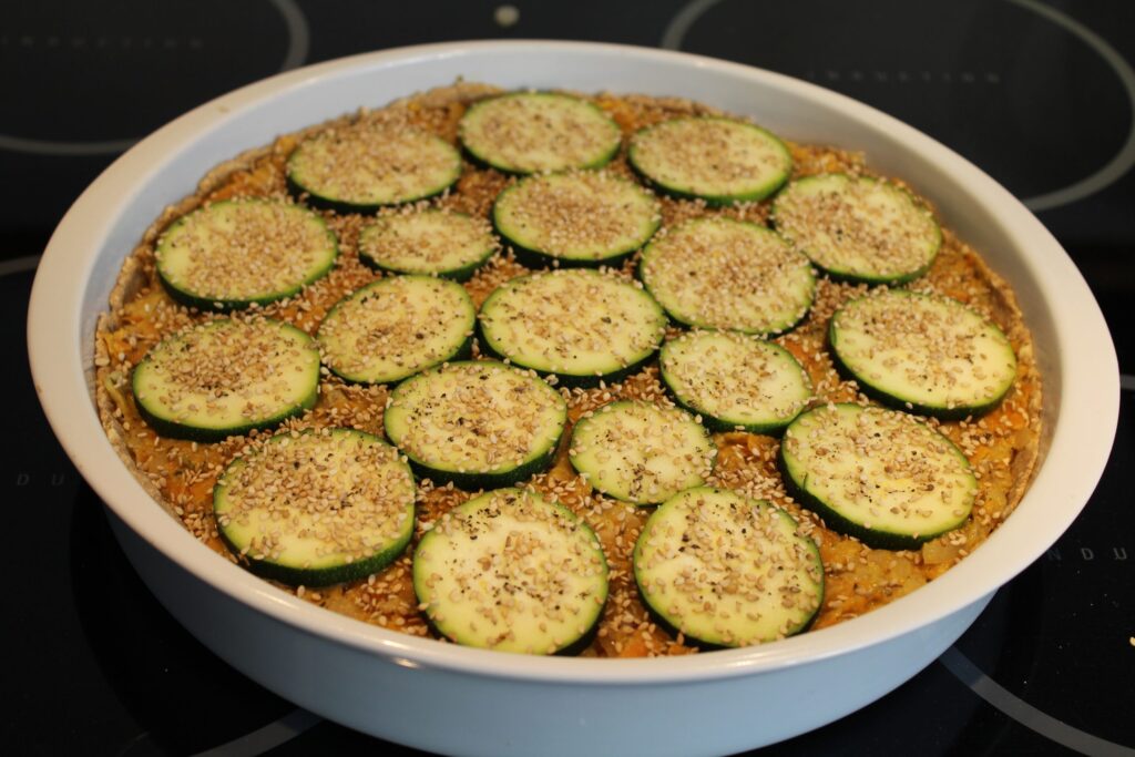 Gulerods-løgtærte klar til bagning