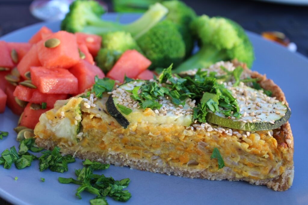 Vegansk gulerods-løgtærte