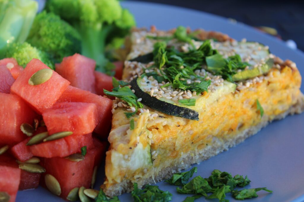 Gulerods-løgtærte med tilbehør