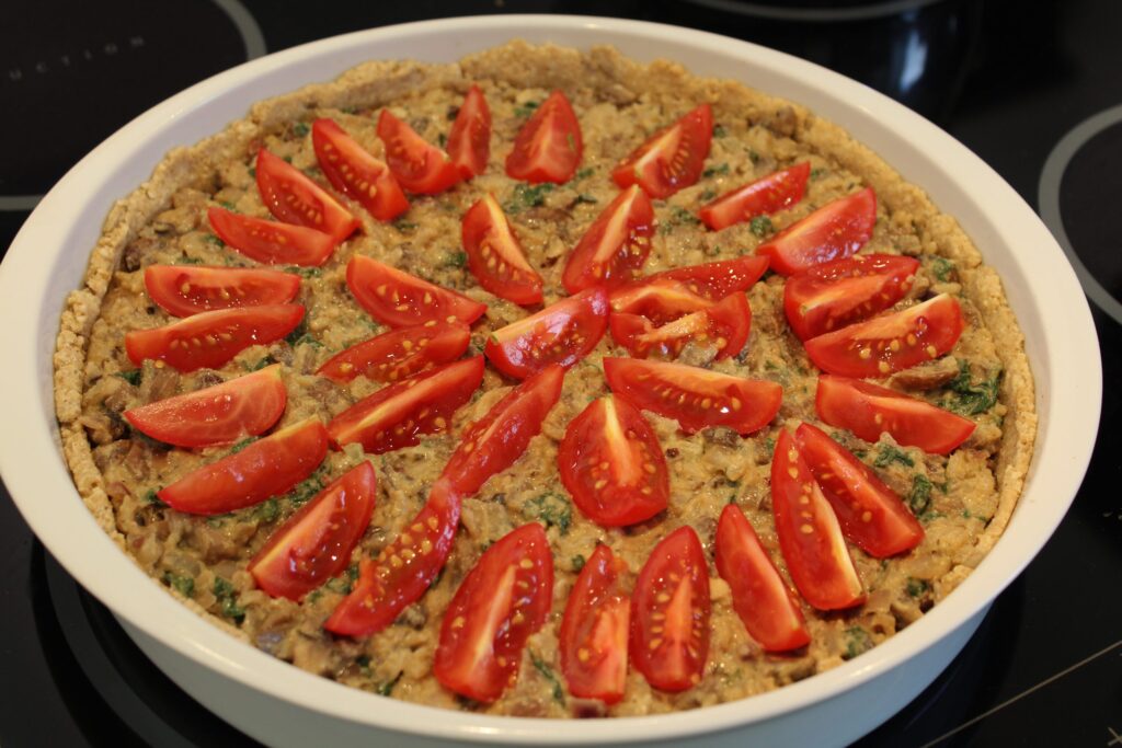 Champignonpaté-tærte klar til bagning