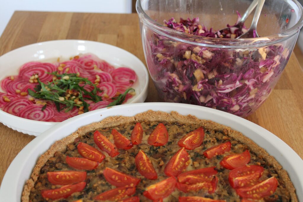 Champignonpaté-tærte med tilbehør