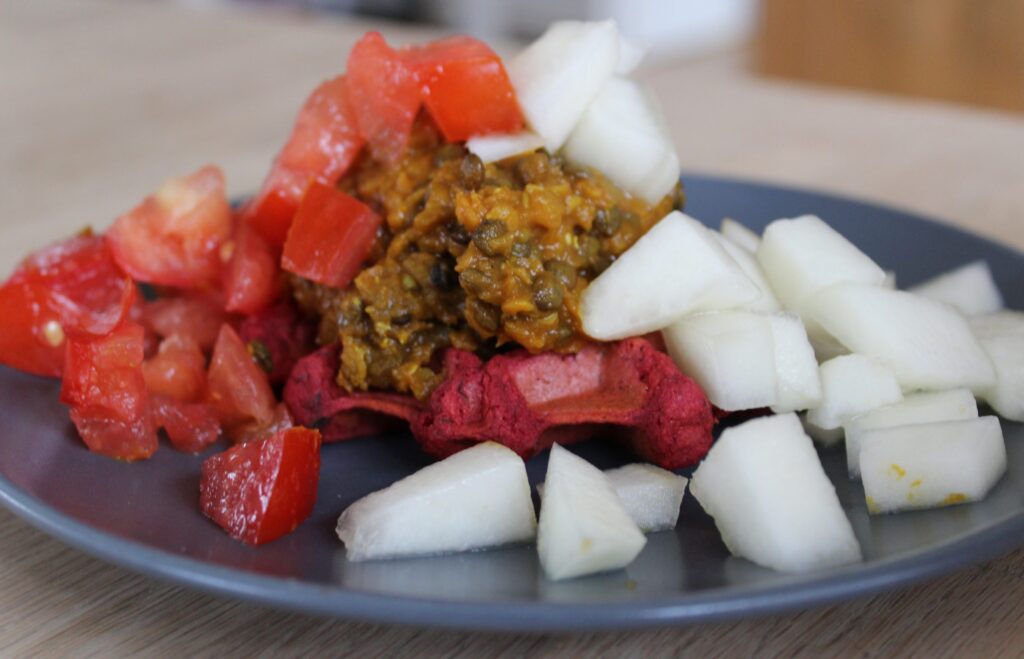 Vegansk rødbede-vaffel med dhal