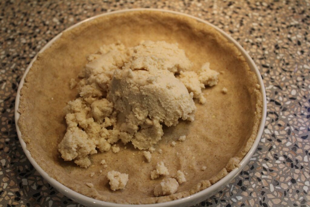 Tærtebund og hjemmelavet marcipan