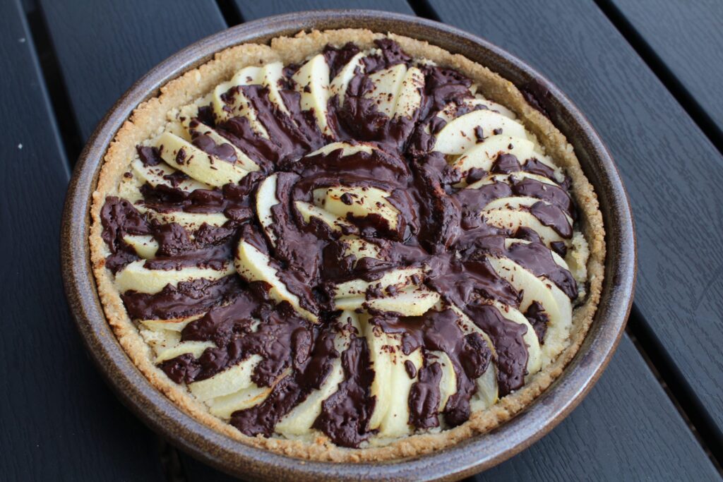 Vegansk pæretærte med marcipan og chokolade