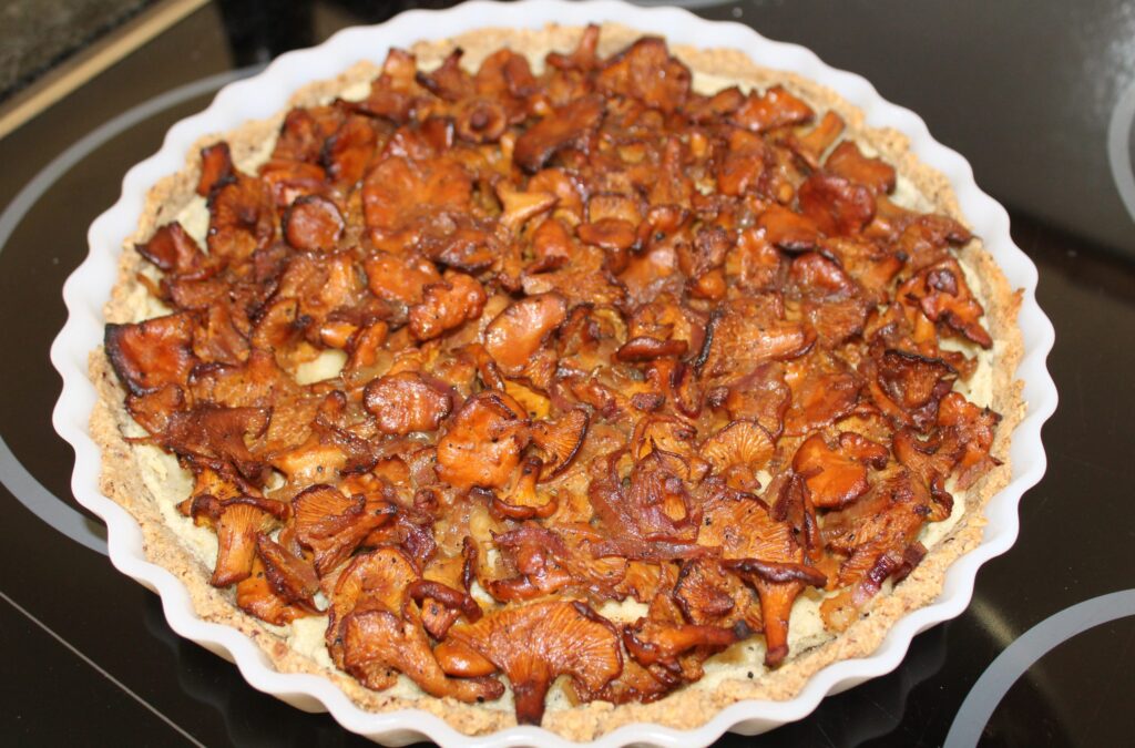 Vegansk kantareltærte med cashewnøddecreme og persille