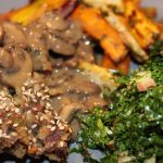 Mandelsteg med champignonsauce serveret med bagte rodfrugter og grønkålssalat