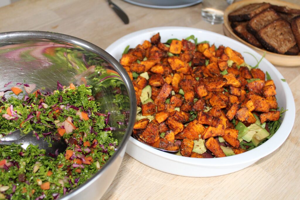 Salat med bagte butternutsquash og salat med grønkål