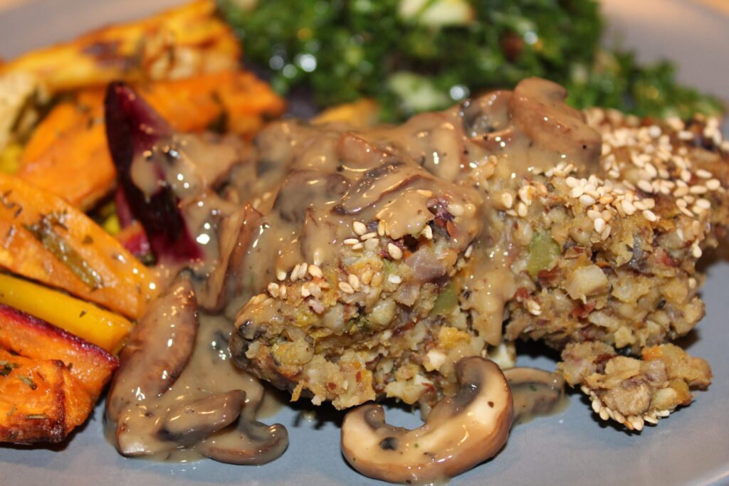 Vegansk mandelsteg med champignonsovs, bagte rodfrugter og grønkålsalat